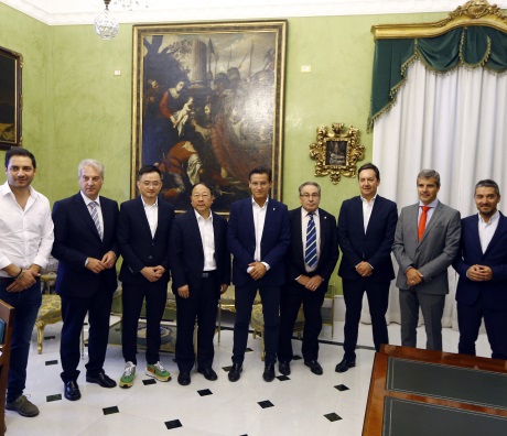 ©Ayto.Granada: El alcalde recibe la visita institucional del presidente del Granada Club de Ftbol, Jiang Lizhang